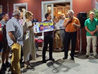 I Lions Acaja consegnano l'assegno. ( Foto Remo Caffaro)