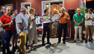 I Lions Acaja consegnano l'assegno. ( Foto Remo Caffaro)