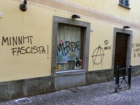 Imbrattato il muro della sede del Pd di Pinerolo