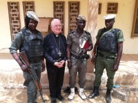 Il vescovo emerito di Pinerolo Debernardi celebra la messa a Dori con la scorta