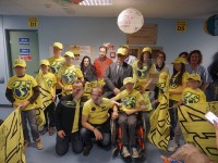 FOTO | Valentino Rossi fa distribuire magliette autografate nel reparto di pediatria dell’ospedale Agnelli