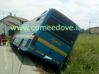 Oggi pomeriggio a Cercenasco un autobus con studenti è finito fuori strada