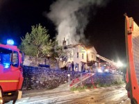 FOTO | Perrero incendio di un tetto vicino alla chiesa dei Trossieri