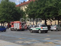 Auto in fiamme in piazza Vittorio Veneto a Pinerolo