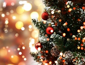 albero-di-natale-con-decorazioni-su-uno-sfondo-bokeh-luci_1048-3370