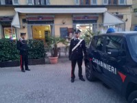 Vandali per noia, 5 giovani devastano il centro di Torre Pellice. Denunciati dai carabinieri