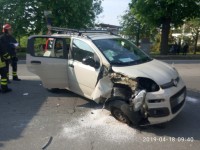 Incidente, si ribalta in centro a Pinerolo