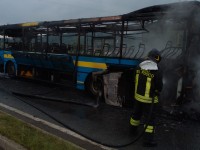 Roletto, brucia autobus che porta gli studenti