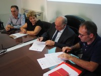 La firma del protocollo
da destra Andrea Ferrato CGIL, Francesco Carcioffo Presidente CPE e Ad Acea Pinerolese Industriale SpA, Teresa Cianciotta UIL, Vittorio Di Vito CISL