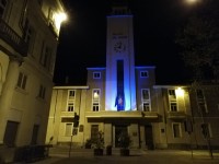 Pinerolo, la torre del Comune illuminata di blu per ricordare l’autismo
