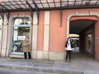 “Siamo chiusi ma ci siamo”, il flash mob dei commercianti di Pinerolo