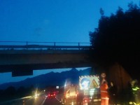 Automezzo urta un cavalcavia, controlli sulla stabilità