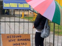 None, un momento della protesta davanti al cancello della scuola