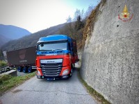 Perrero, per colpa del navigatore tir bloccato nel tornante