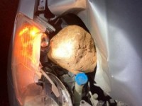 Scoperti gli autori dei lancio dal cavalcavia: “Abbiamo lanciato i sassi perché ci annoiavamo”.
