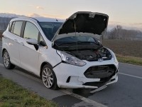Un camion perde un rottame che finisce contro un’auto dove viaggiava mamma e bimba