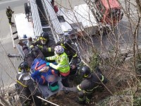 Perosa Argentina, serve l’autoscala dei pompieri per soccorrere una persona caduta in un punto ripido