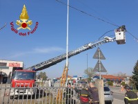Un cavo rischia di finire sulla via Val Pellice, intervengono i vigili del fuoco