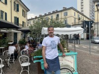 Ernesto d'Isep davanti alla gelateria Veneta