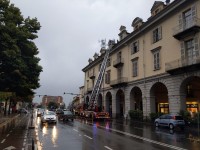 Incendio nel locale base 55 sotto ai portici ottocenteschi di Pinerolo