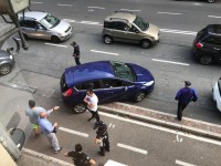 Pinerolo, sbaglia la manovra e finisce sulla pista ciclabile