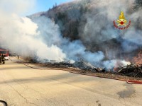 Salza, distrutta dal fuoco una grande catasta di legna