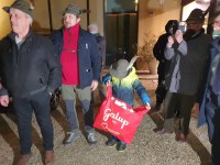VIDEO | Il viaggio delle Penne Nere che portano a Pinerolo i profughi dell’Ucraina