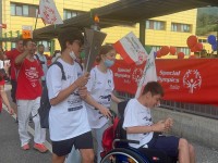 VIDEO | Ad Abbadia Alpina l’atleta Samuele Tron accompagna la Torch Run