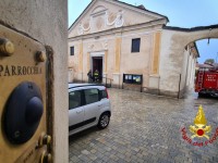 Airasca, mentre spostano la statua della Madonna crolla il pavimento