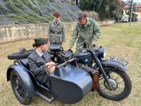 FOTO | Mezzi militari e figuranti in divisa ricordano la tragedia dell’aereo Liberator B 24 finito contro il monte Freidour