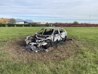 Dopo l’incidente l’auto prende fuoco