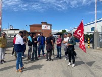 Manifestazione davanti ai cancelli della Raspini