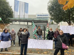 Presidio dei dipendenti della Prontoservices davanti alla Freudenberg