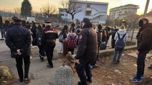 Pinerolo, cani antidroga davanti alla scuole