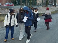 A Pinerolo volantinaggio di protesta della Cgil con il salone delle Forze armate che si tiene all’Alberghiero