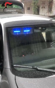 In auto avevano lampeggianti blu e falsi tesserini dei carabinieri
