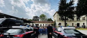 Gli scolari in visita alla caserma dei carabinieri di Pinerolo