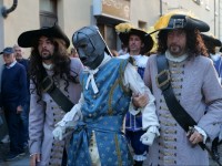 Il misterioso prigioniero sfila per le vie di Pinerolo