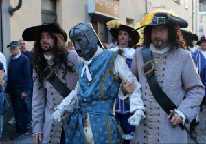 Il misterioso prigioniero sfila per le vie di Pinerolo