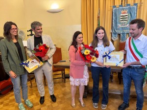 Da sinistra Francesca Costarelli ( vice sindaca)  Matteo Tortone, Lia Bianco (assessore alla cultura) Anna Losano e il sindaco Luca Salvai