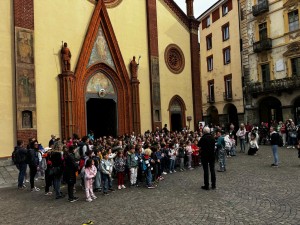 Il momento d'incontro con il vescovo di Pinerolo davanti al Duomo