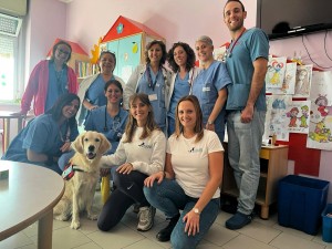 Il personale della pediatria di Rivoli insieme alle esperte ASLAN e alla Golden Retriever.