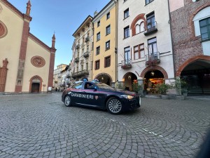 Pinerolo, piazza del Duomo carabinieri nei pressi della casa dove è avvenuta l'aggressione