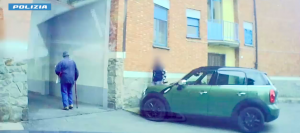 L'appostamento degli agenti della polizia