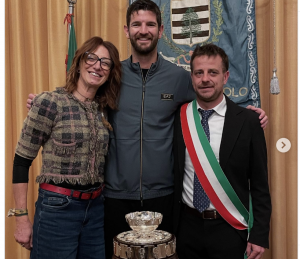 L'assessora allo sport Bruna Destefanis,  al centro Andrea Vavassori, il sindaco Luca Salvai
