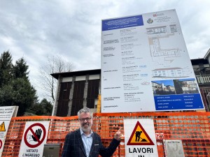 Marco Ventre davanti alla scuola media Marro