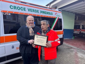 Manassero quando ha ricevuto da Bonizzoli, lo scorso anno, la targa per i suoi 80 anni