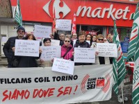 Un momento della manifestazione davanti al Carrefour