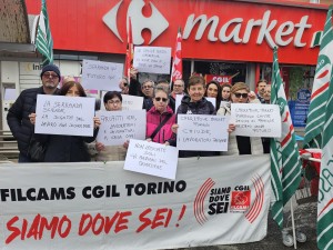 Un momento della manifestazione davanti al Carrefour