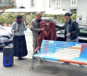 Gli artisti con Sudha Castiglione inaugurano la panchina
